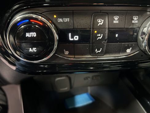 Used 2025 Chevrolet Trax LT w/ LT Convenience Package image 29