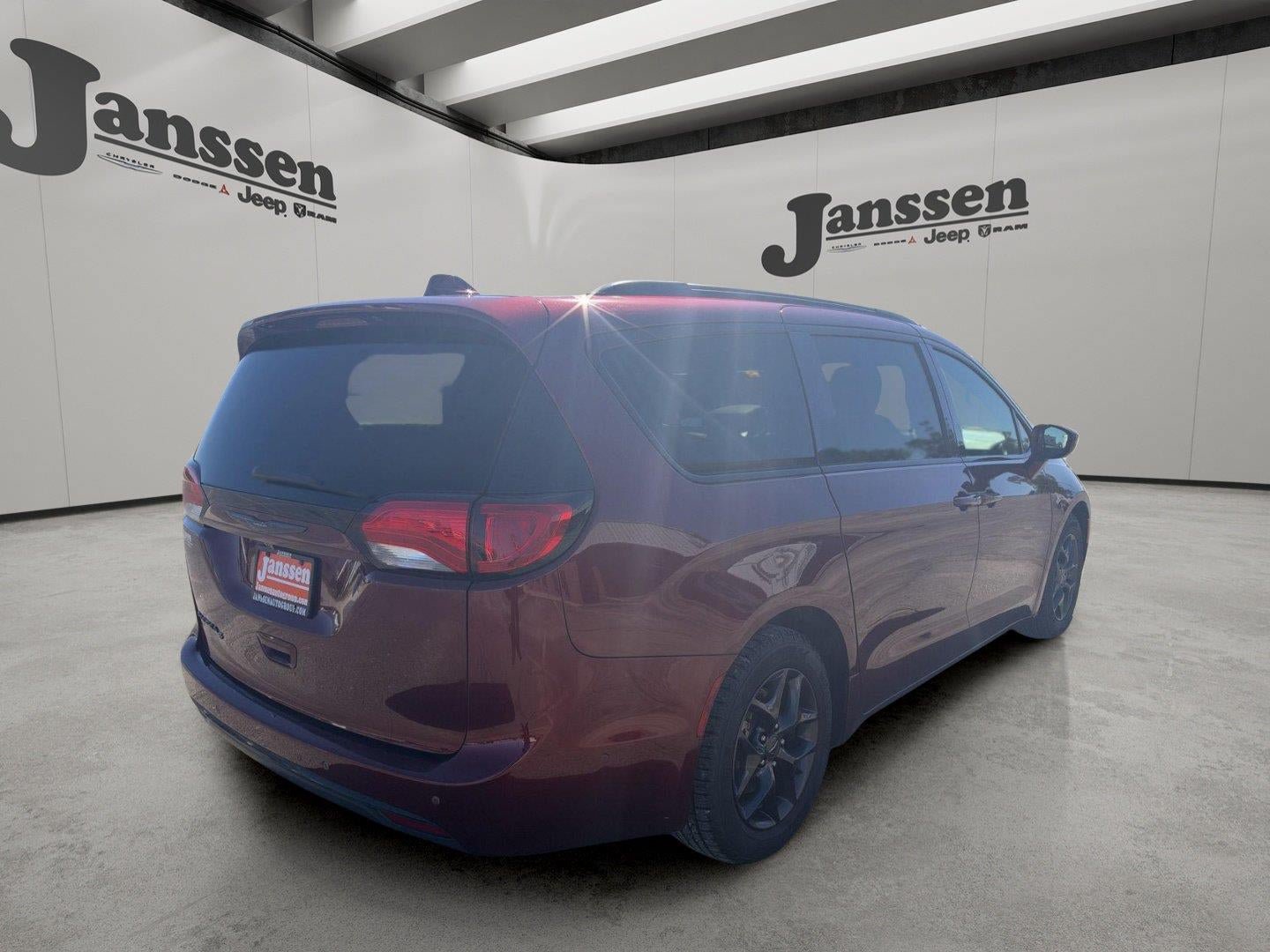 Used 2018 Chrysler Pacifica Touring-L Plus w/ Advanced Safetytec Group FWD image 4