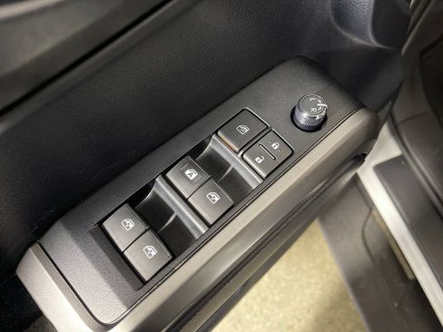 Used 2018 Toyota Tacoma SR5 RWD image 18