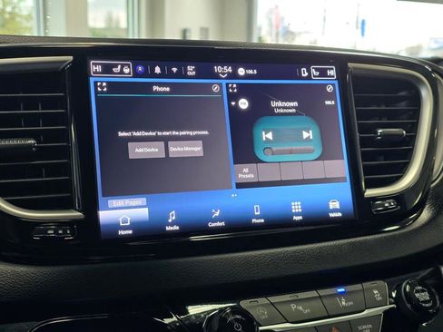 Used 2025 Chrysler Pacifica Select image 29