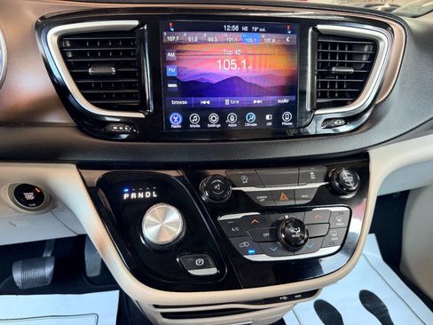 Used 2017 Chrysler Pacifica Touring FWD image 41
