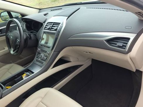 Used 2020 Lincoln MKZ w/ Convenience Package image 29