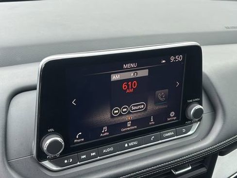 Used 2024 Nissan Rogue SV image 4