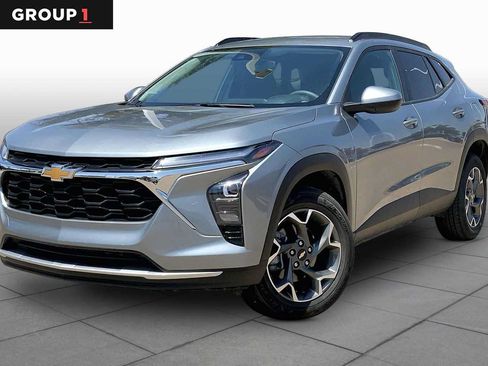 Used 2025 Chevrolet Trax LT FWD image 1