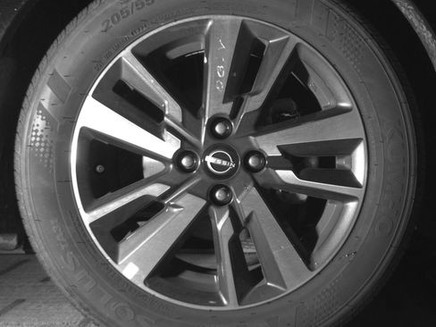 Used 2025 Nissan Versa SV FWD image 16