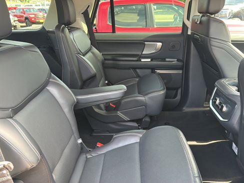Used 2025 Ford Expedition Platinum w/ Driver's Package AWD/4WD image 9