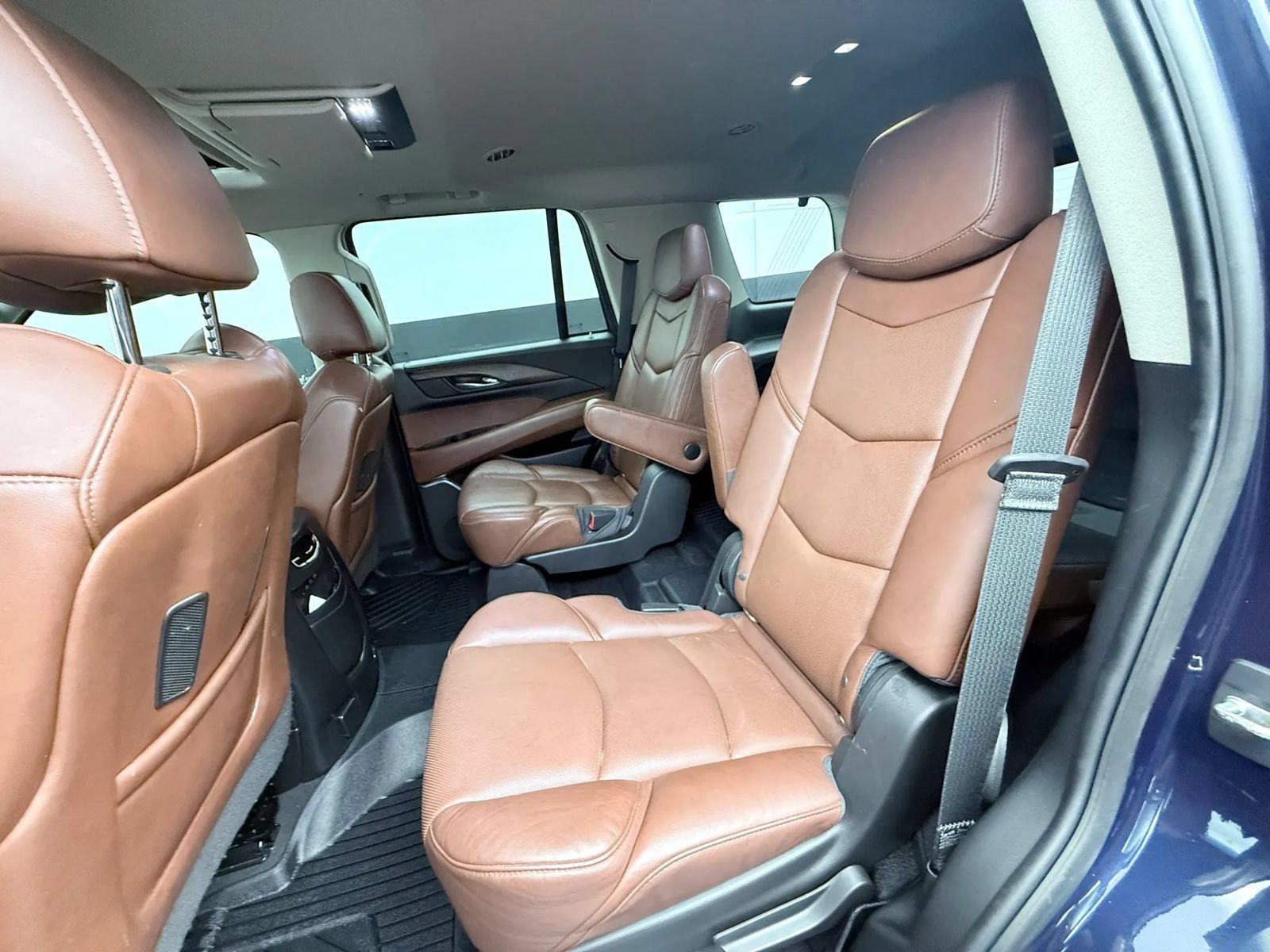 Used 2018 Cadillac Escalade Premium Luxury AWD/4WD image 28