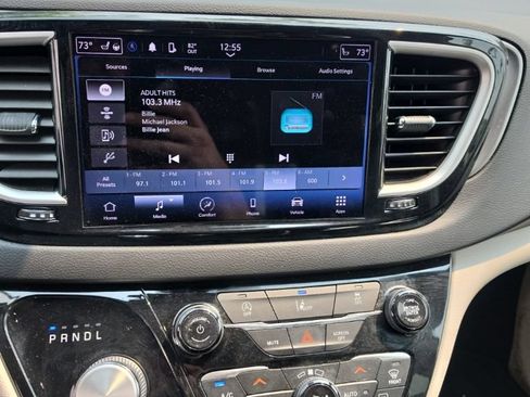 Certified 2022 Chrysler Pacifica Touring-L FWD image 6