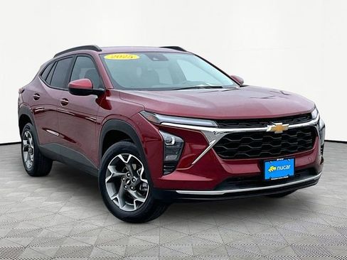 Used 2025 Chevrolet Trax LT w/ LT Convenience Package image 1