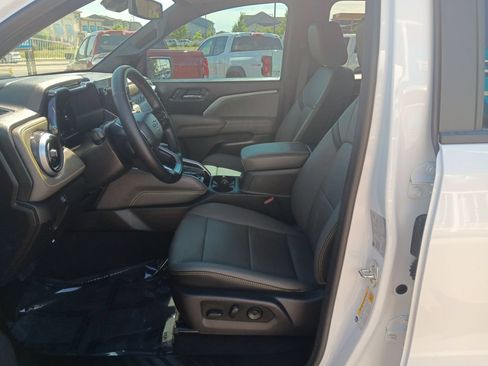 Used 2025 Chevrolet Colorado ZR2 w/ Technology Package AWD/4WD image 9