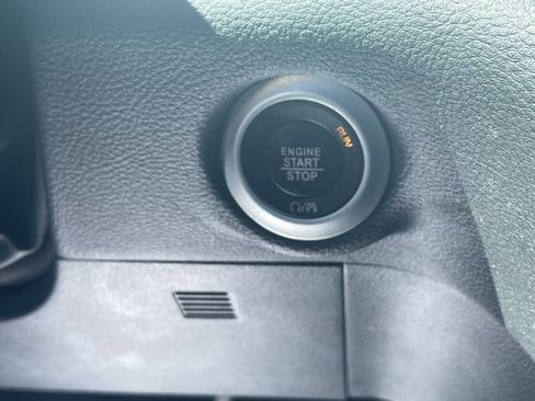 Used 2023 Chrysler Pacifica Touring FWD image 17