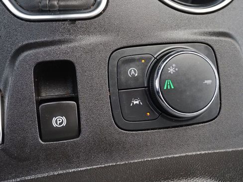 Used 2023 Chevrolet Traverse Premier image 40