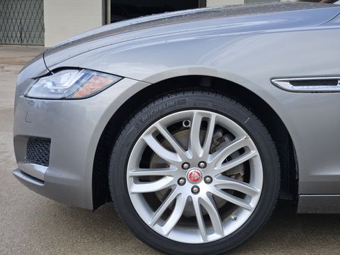 Used 2017 Jaguar XF Prestige image 12