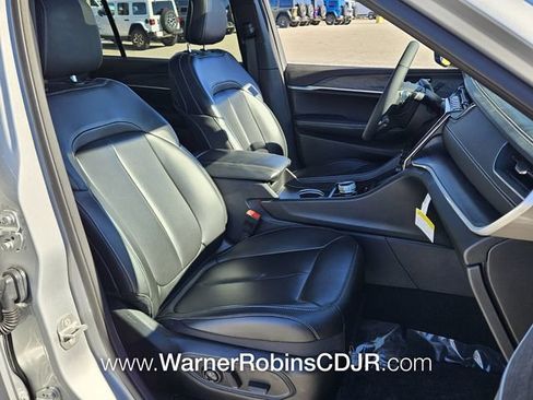 New 2025 Jeep Grand Cherokee L Limited w/ Black Appearance Package image 18