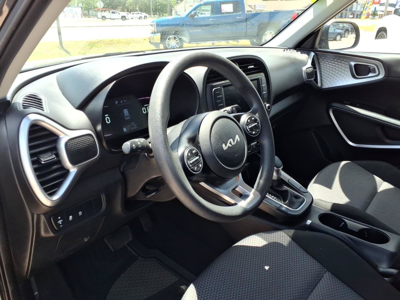 Used 2024 Kia Soul LX w/ LX Technology Package FWD image 16