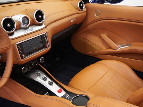 Used 2017 Ferrari California T RWD image 32