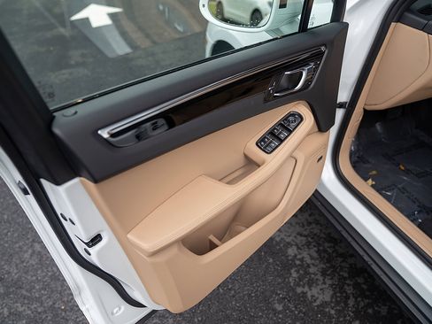 Certified 2025 Porsche Macan image 16