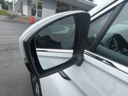 Used 2024 Volkswagen Tiguan SE w/ Panoramic Sunroof Package AWD/4WD image 18