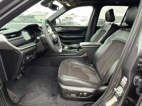 Used 2023 Jeep Grand Cherokee Altitude AWD/4WD image 13