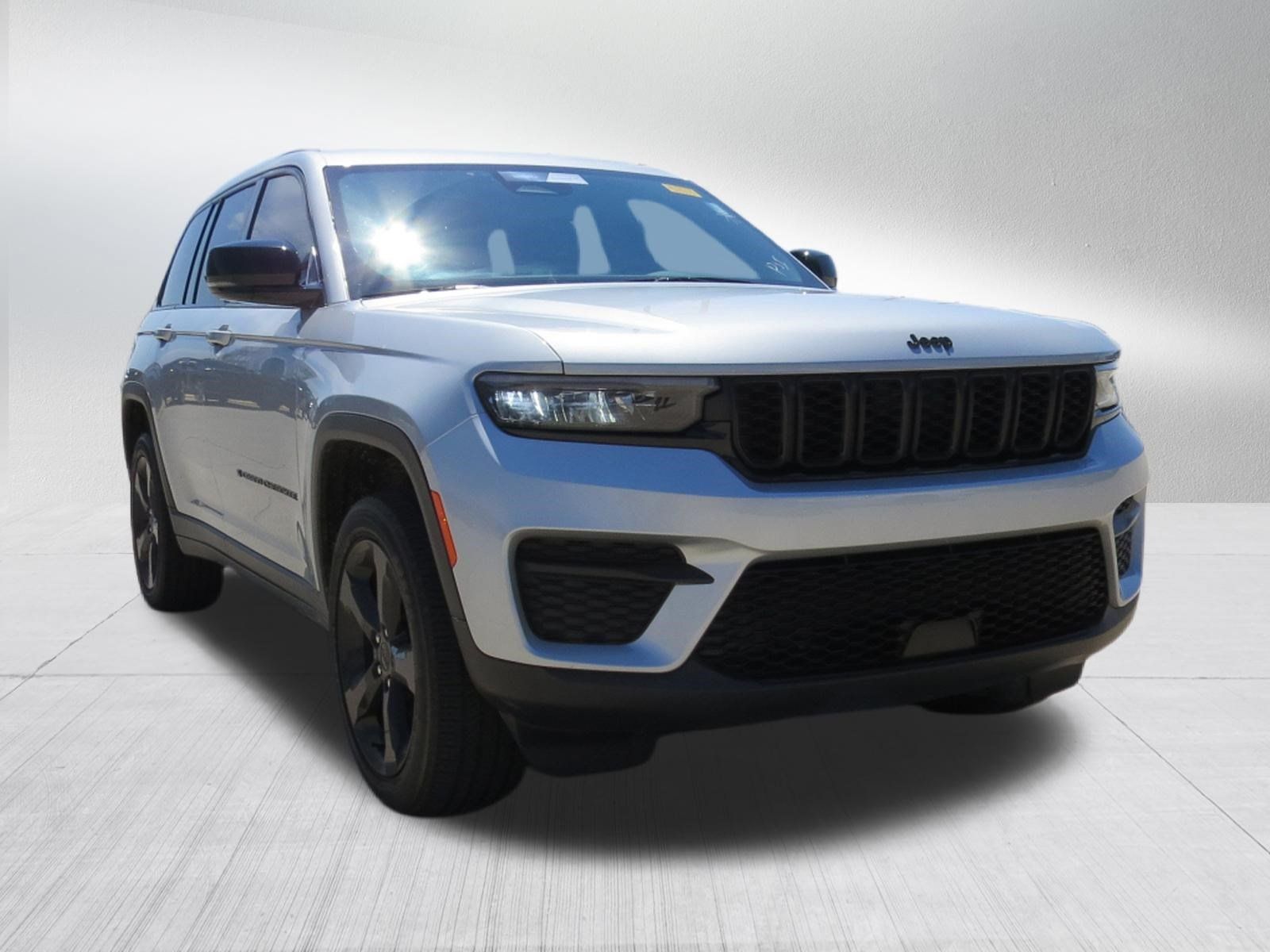 Used 2024 Jeep Grand Cherokee Altitude AWD/4WD image 9