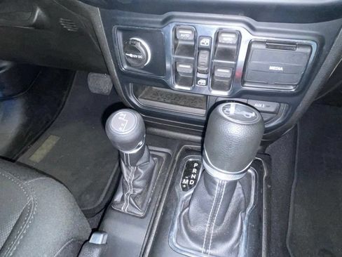 Used 2019 Jeep Wrangler Unlimited Sahara AWD/4WD image 34