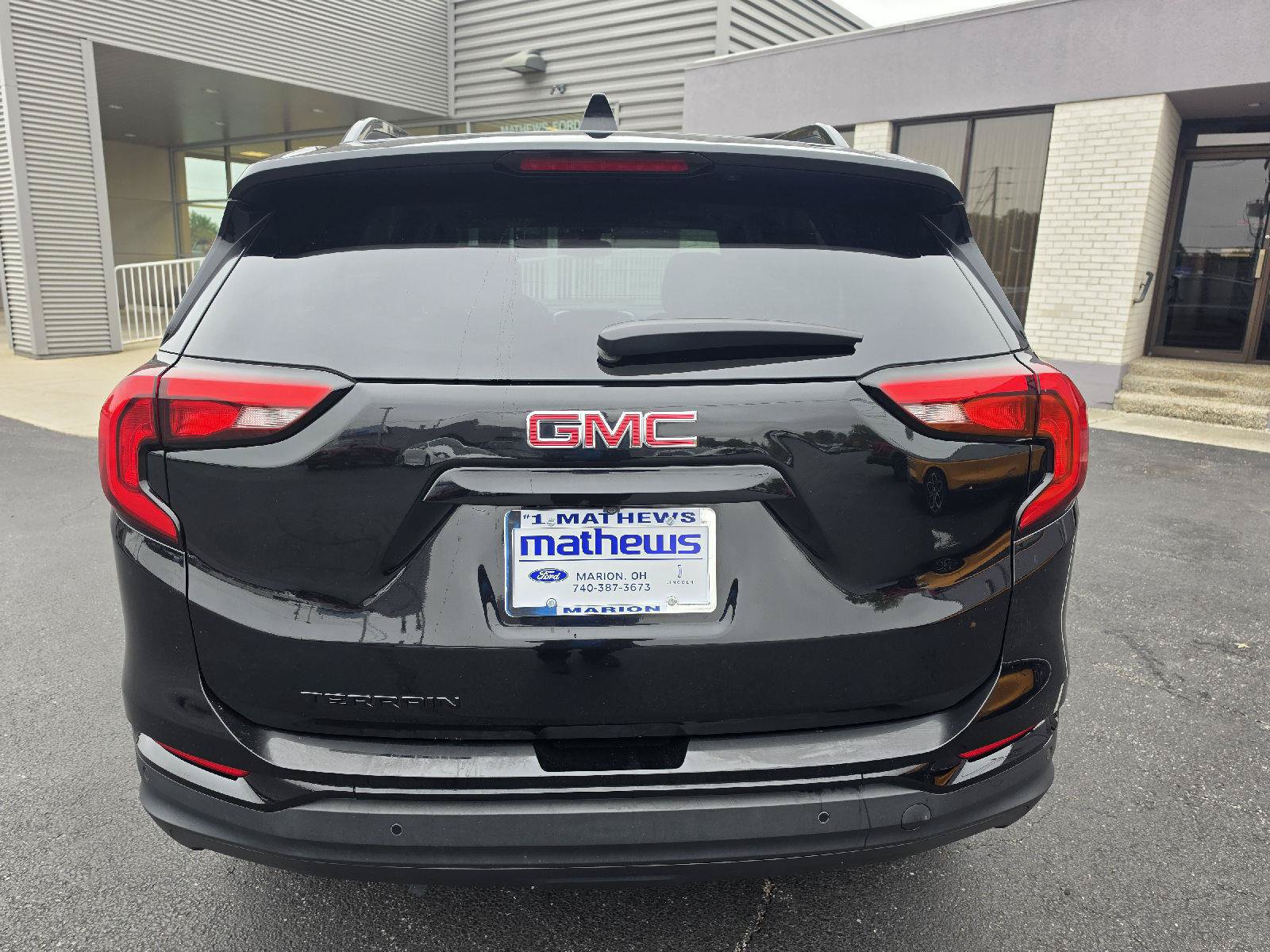 Used 2020 GMC Terrain SLE w/ Driver Convenience Package FWD image 3