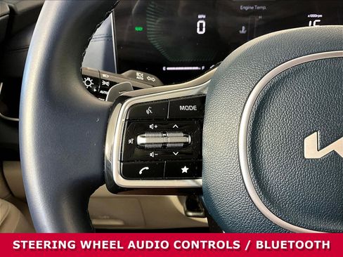 Used 2025 Kia Carnival EX FWD image 10