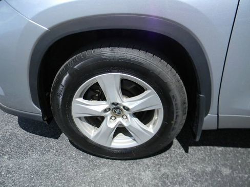 Used 2023 Toyota Highlander LE AWD/4WD image 9