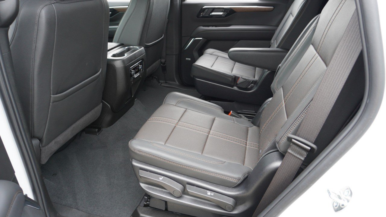 Used 2025 Chevrolet Tahoe High Country AWD/4WD image 33