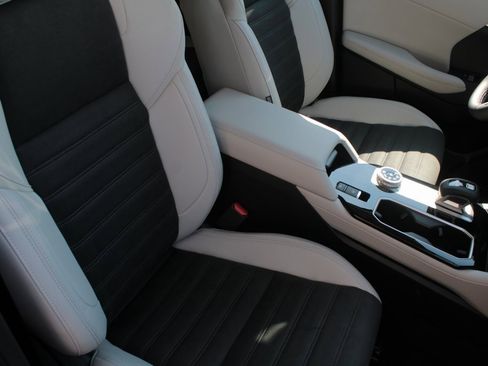 New 2025 Mitsubishi Outlander SE image 7