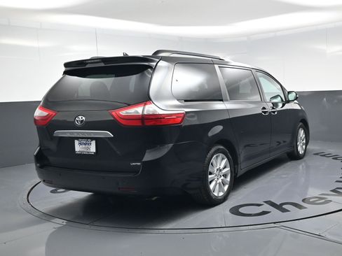 Used 2017 Toyota Sienna Limited Premium image 9
