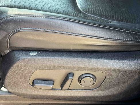 Used 2022 Kia Carnival EX image 7