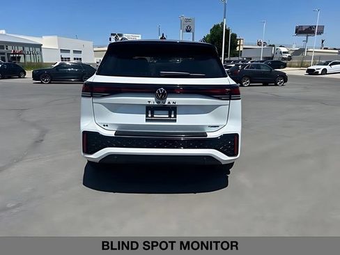 Used 2025 Volkswagen Tiguan SE R-Line AWD/4WD image 4