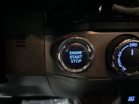 Used 2018 Toyota Tacoma TRD Off-Road image 24