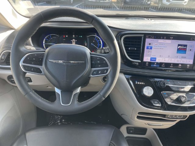 Used 2023 Chrysler Pacifica Touring-L FWD image 14
