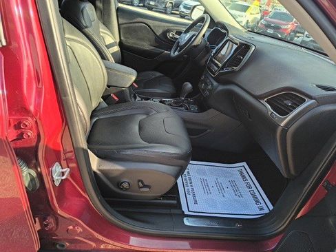 Used 2019 Jeep Cherokee Limited image 18