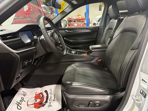 Used 2025 Jeep Grand Cherokee Altitude image 63