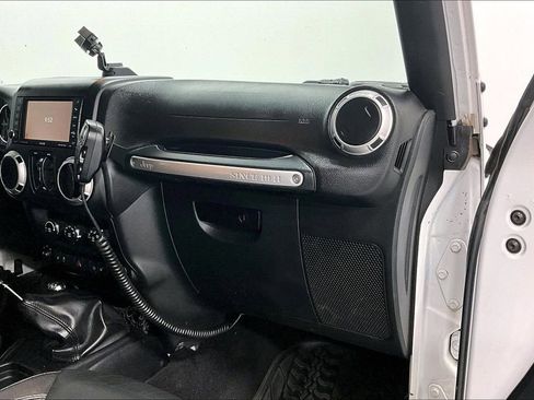 Used 2015 Jeep Wrangler Unlimited Rubicon AWD/4WD image 18