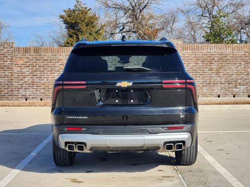 Used 2024 Chevrolet Traverse LT image 7