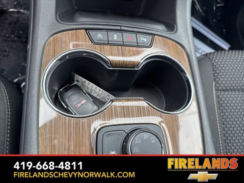 Certified 2023 GMC Acadia SLE image 24