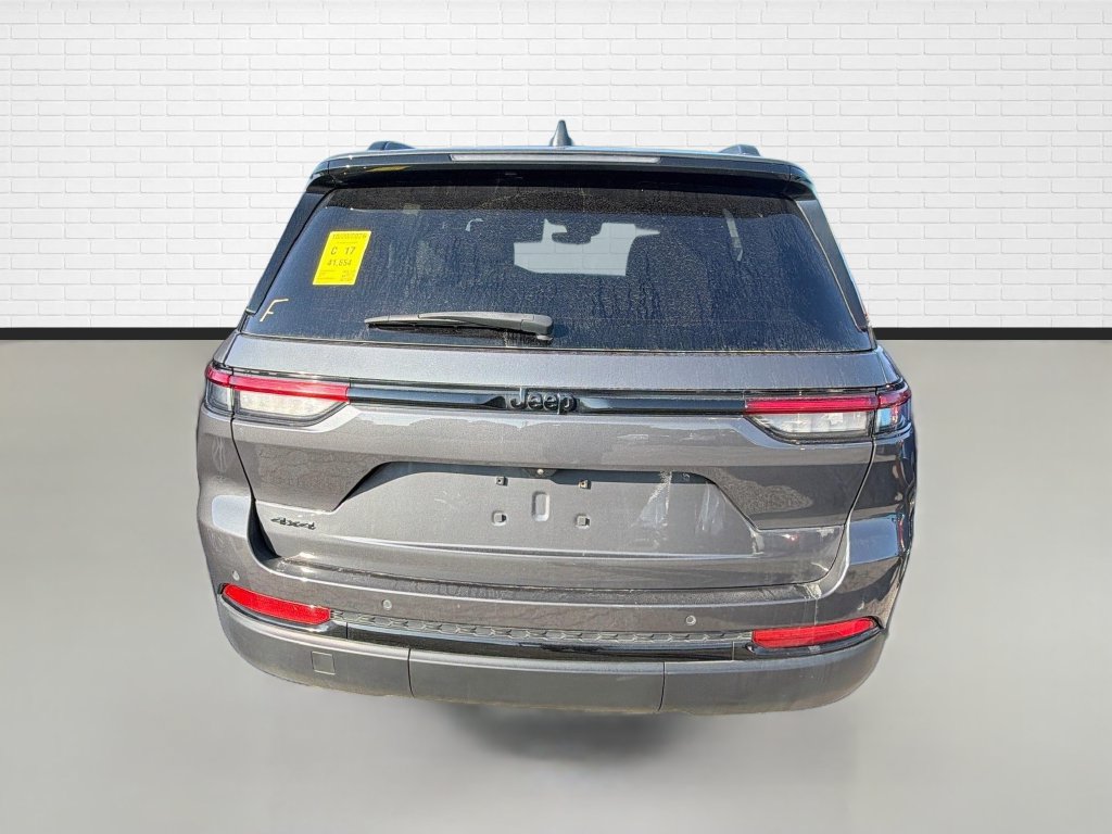 Used 2023 Jeep Grand Cherokee Altitude AWD/4WD image 7