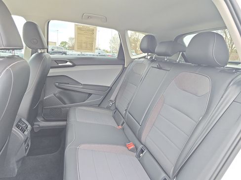 Used 2022 Volkswagen Taos SE image 13