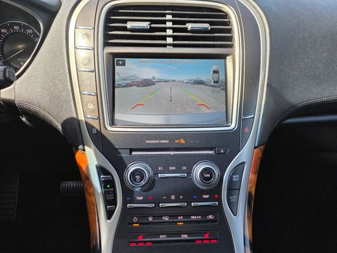 Used 2017 Lincoln MKX Select image 4