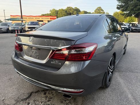 Used 2017 Honda Accord Touring image 5