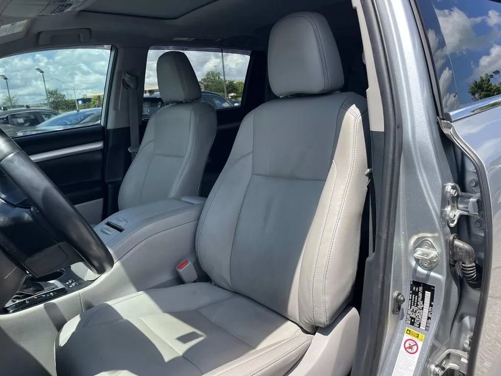Used 2019 Toyota Highlander XLE AWD/4WD image 31