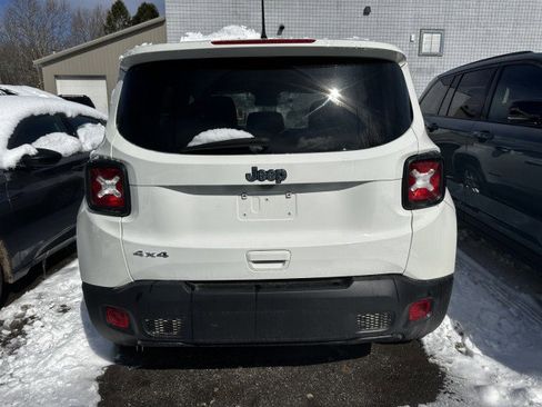 Used 2023 Jeep Renegade Latitude image 2
