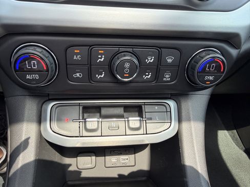 Used 2021 GMC Acadia SLT w/ Technology Package FWD image 17