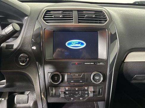 Used 2019 Ford Explorer XLT w/ Equipment Group 201A AWD/4WD image 16