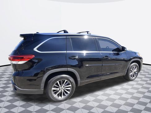 Used 2017 Toyota Highlander XLE image 3