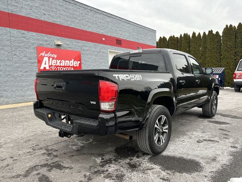 Used 2017 Toyota Tacoma TRD Off-Road image 3